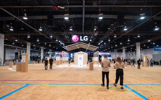 ninanet's tweet photo. First time in 17 years I'm not at CES. 
Not sure I'm missing much if the LG booth looks like this 😮😰 https://t.co/wpDvLU8YnN