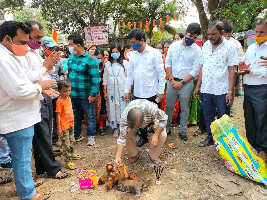 Miudeshpatekar's tweet photo. शिवसेना शाखा क्र. ४
भूमीपूजन सोहळा
'पर्जन्य जल वाहिनी' १.) सुधाकर शेट्टी कंम्पाऊंड ते साई कृपा सोसायटी 
२.) सत्य बहादूर कंम्पाऊंड ते चौधरी कंम्पाऊंड येथे पार पडला. या प्रसंगी शिवसेना पदाधिकारी आणि नागरिक उपस्थित होते. @ShivSena
@AUThackeray
@PotnisVilas
@miprakashsurve https://t.co/FWUFgWeqyY