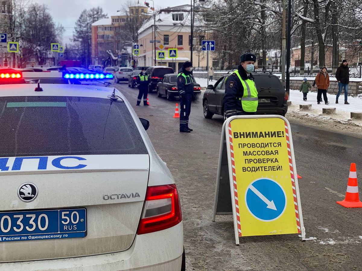 PavposRu's tweet photo. Дорожные службы Подмосковья продолжают работы по ликвидации прошедшего снегопада, в связи с чем просим не совершать обгоны и не выезжать на полосу встречного движения.

Больше новостей на нашем сайте: https://t.co/BXfhN2g3gT
#ПавловскийПосад #нашеПодмосковье #ВосточноеПодмосковье https://t.co/KkEc7ztVgP