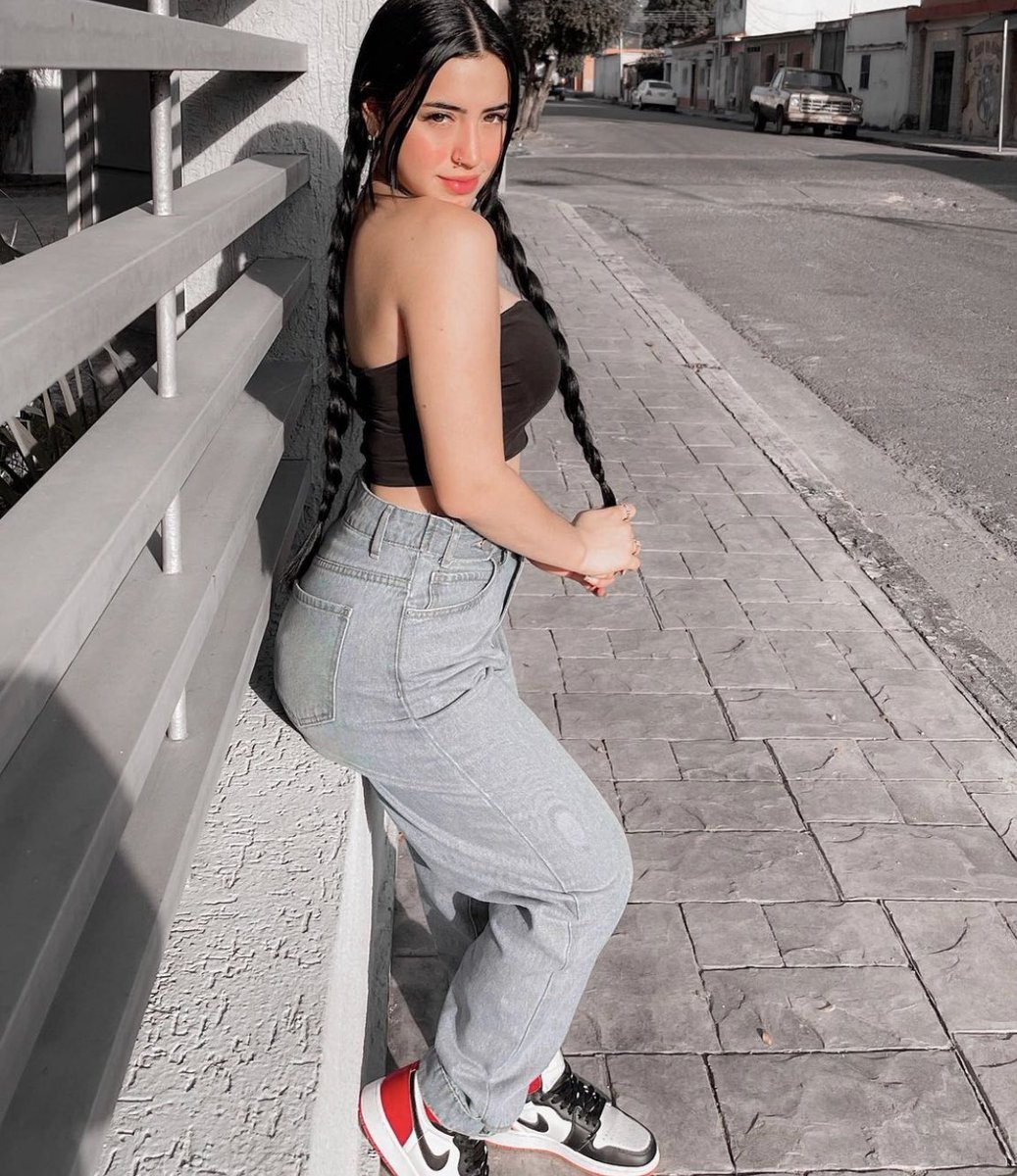 Valeolinpv's tweet photo. Siento que me veo gorda https://t.co/Mc9gBCpeIz