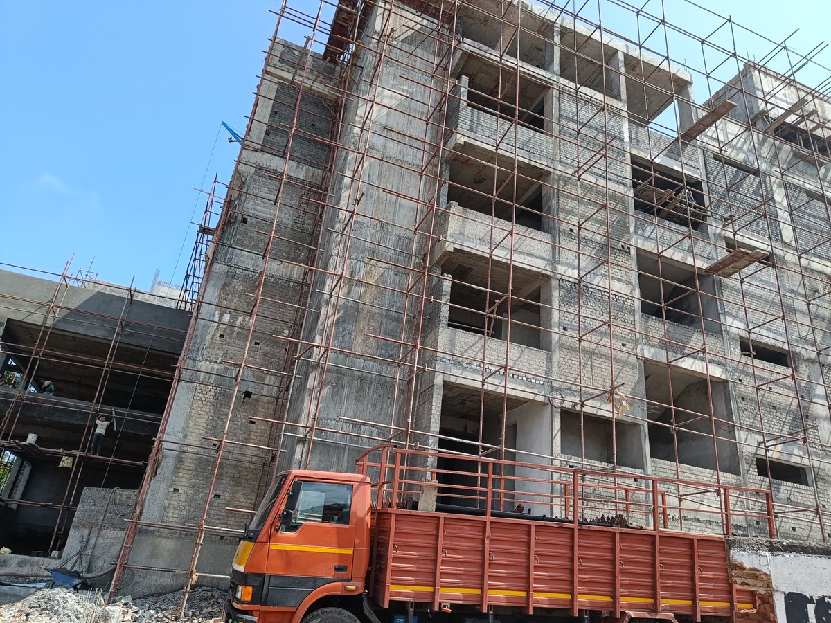 TamilNaduInfra's tweet photo. Some unknown commercial building under construction in #Cuddalore

Location: between #Reliance Smart &amp; KV Tex.

Anyone know what it is? https://t.co/btXOguaNrK
