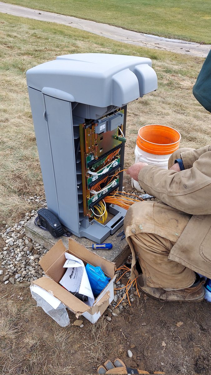 SandRidgeTurf's tweet photo. We have started updating all the satellites on property. The new boxes have a lot of advantages, the biggest being you can fit more heads. This means we can combine three old boxes into one.  @TheMayfieldSR https://t.co/9k29WdXqPw
