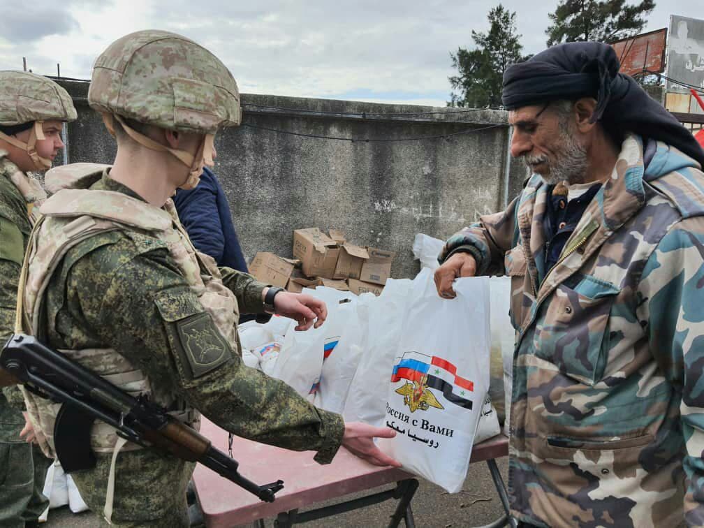 RealNewsAleppo's tweet photo. Today, Russian servicemen held a humanitarian action in Dar El Kibira, 500 food packages were given to local residents. https://t.co/bL68ExHsh3