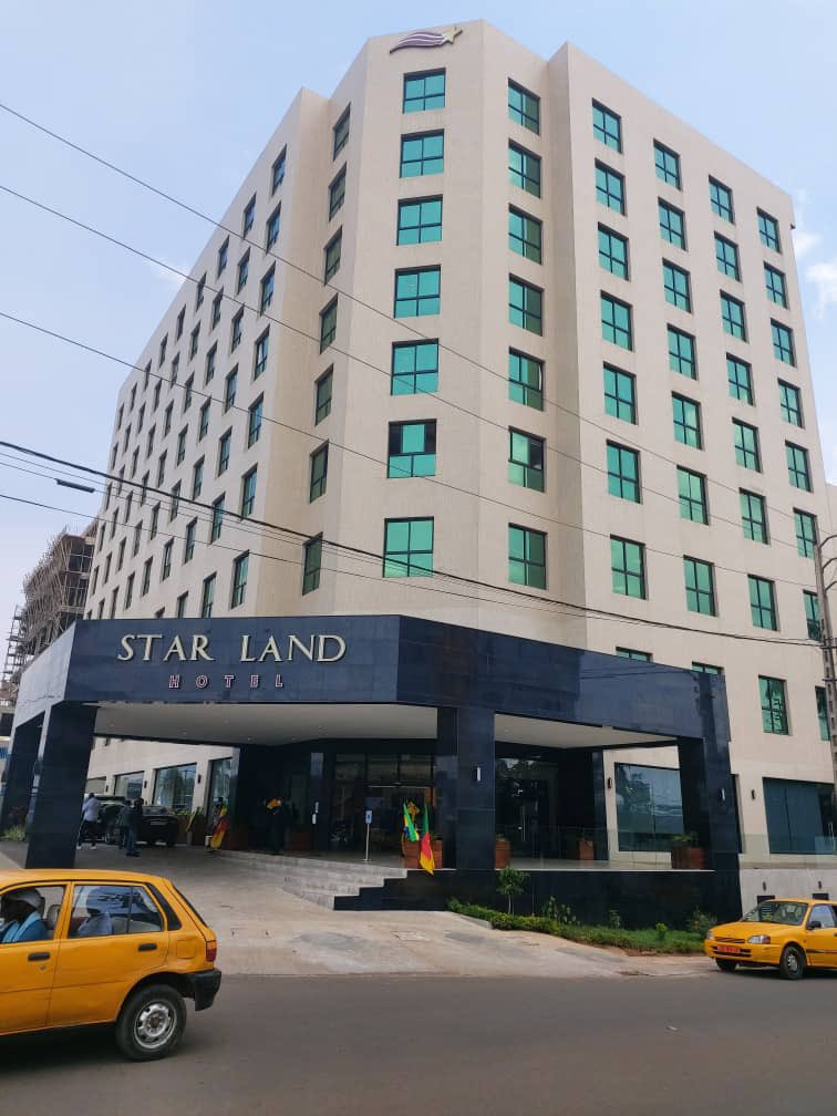 N’enfonçons pas plus cette équipe des Panthères, la Fédé ou les autorités. Il n’y a pas eu de problème d’hôtel à Yaoundé, la Fégafoot et l’ONDSC ont obtenu le changement d’hôtel depuis plusieurs jours. L’équipe est bien installée au nouveau Star Land Hotel. Polémique inutile.