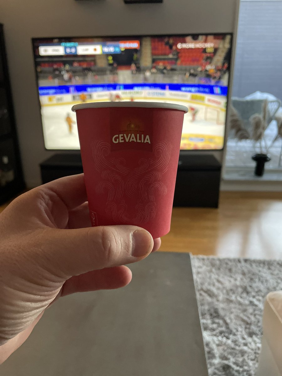 pstromming's tweet photo. Försöker skapa lite hockeykänsla nu när SHL monteras ner… Frölunda-Luleå, tror presskonferensen efter blir mer spännande.. Jag håller på Bulan👊🔥 #hockeytorka #gevalia #pappmugg https://t.co/LKdl6thU5M