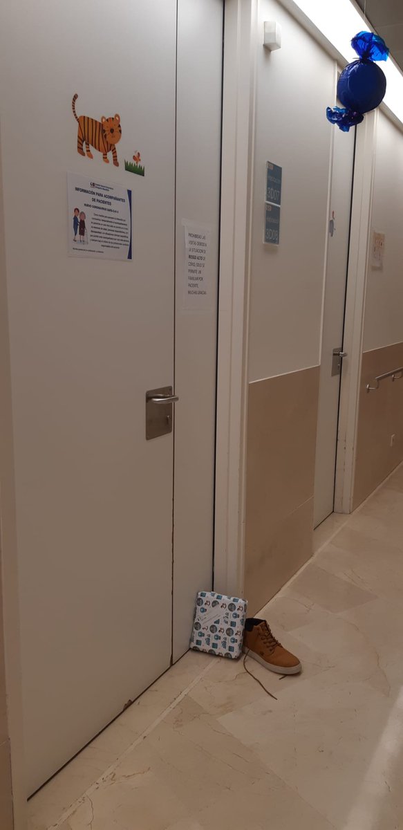 OjodeThot's tweet photo. Emocionado al ver los zapatos de los niños en las puertas de la habitaciones del Hospital Gregorio Marañón, y tras el paso de los Reyes Magos, todos con su regalo gracias a la ayuda de las mejores pajes: enfermeras y auxiliares. Ellas son el motor de la ilusión.
#SomosElMarañón https://t.co/wyBx38sdFZ