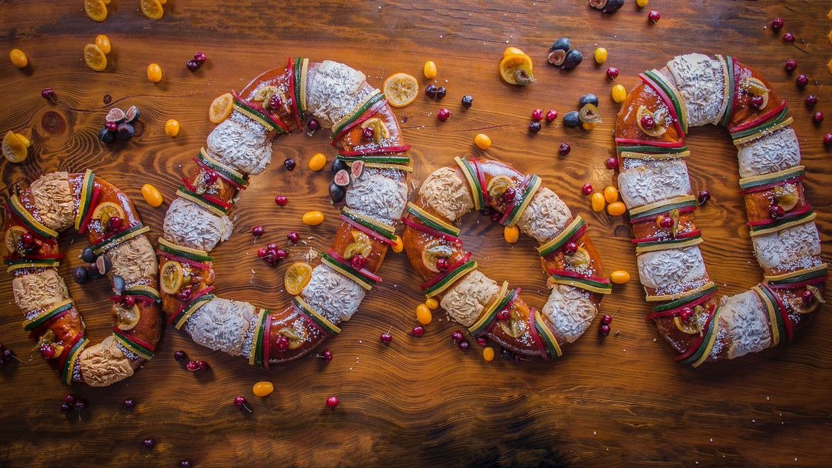CzmHotels's tweet image. Sabías qué? Es una tradición la forma ovalada de la rosca representa el círculo infinito del amor y los frutos secos las gemas en las coronas❤️‍🔥 
¡Feliz #DiaDeReyes! Que la magia de éste día te lleve a tus mejores recuerdos ✨

#ReyesMagos #Tradiciones #IslaCozumel #Cozumel