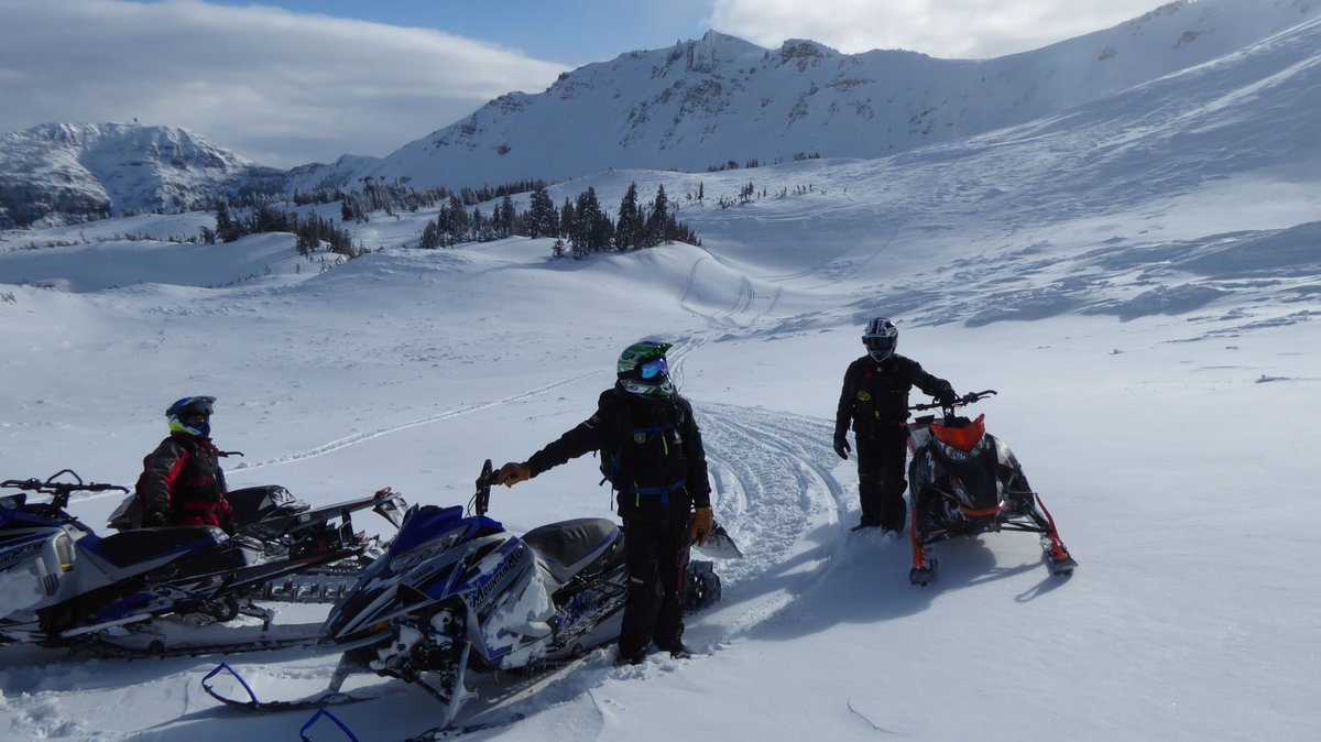 GNF_Avalanche's tweet photo. Snow falling today will raise the avalanche danger.  Wind-loading at most elevations will make thick drifts that could break and avalanche. Additionally, there is a buried weak layer of faceted, sugary snow that could slide. Get the forecast: https://t.co/I8wR19RqHj https://t.co/SN8FH9DChu