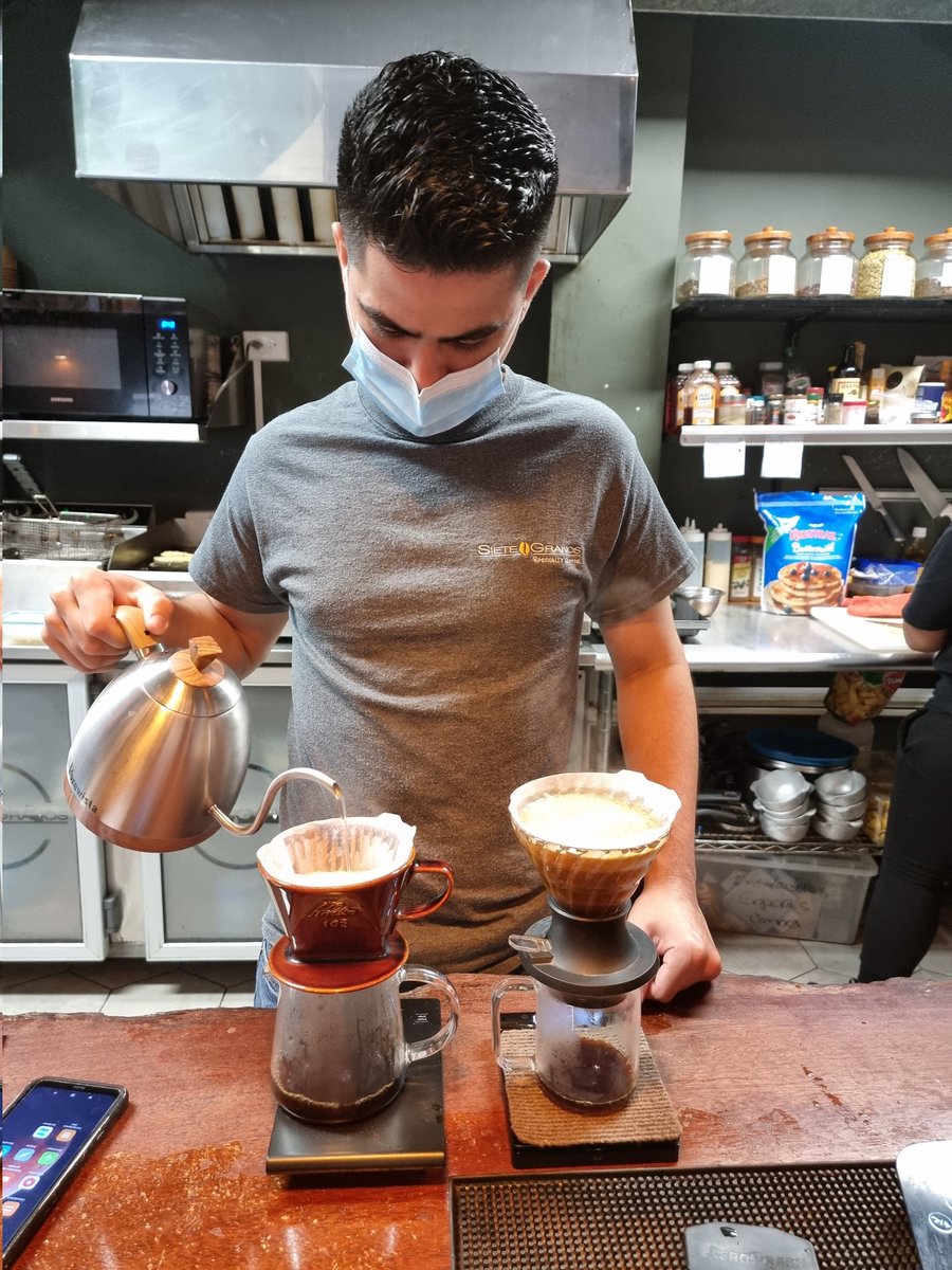 Hoy Melchor envez de mirra reparte café.