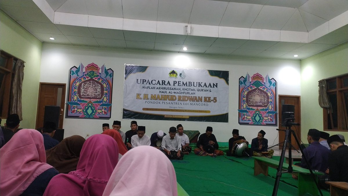 PP_Edimancoro's tweet photo. Upacara Pembukaan Haflah Akhirussanah, Khotmil Qur'an dan Haul Al Maghfurlah KH. Mahfud Ridwan ke-5✨✨✨
.
.
.
#haflah 
#khataman 
#santriwisuda https://t.co/frJ2hU04aW