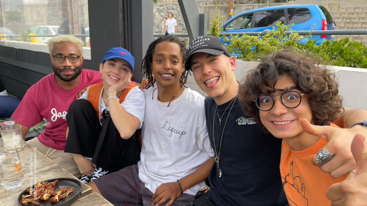 OP_Netflix_Fan's tweet photo. 2021 throwback - Straw Hat Crew hanging out. Zoro is lost as usual. https://t.co/QgN7GfacJP