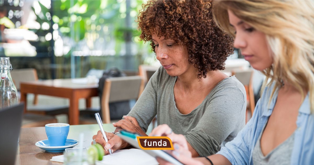 funda's tweet photo. Zet je je woning te koop of te huur, dan ben je vanaf dit jaar verplicht om in de verkoopadvertentie de labelklasse van je (definitieve) energielabel te vermelden. Verzuim je dit, dan riskeer je een boete van de Inspectie Leefomgeving en Transport. 💡https://t.co/3uqukwwQJC https://t.co/KAJShbutPs