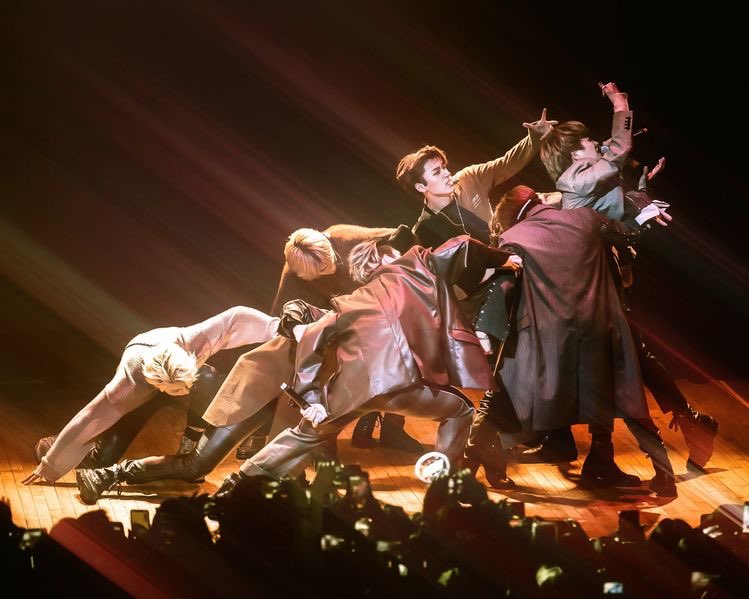 since ateez world tour tomorrow, i wonder if any fansite is gonna pull through w a group photo as iconic as this 😵