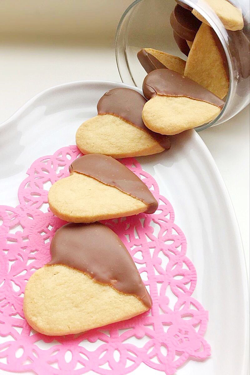 💖 Chocolate Dipped Shortbread Heart Cookies 💖 these delicious cookies are super easy to make and perfect for sharing with a friend over a cuppa 🥰
Recipe - feastingisfun.com/chocolate-dipp…
#baking #Cookies #food #foodblogger #foodie