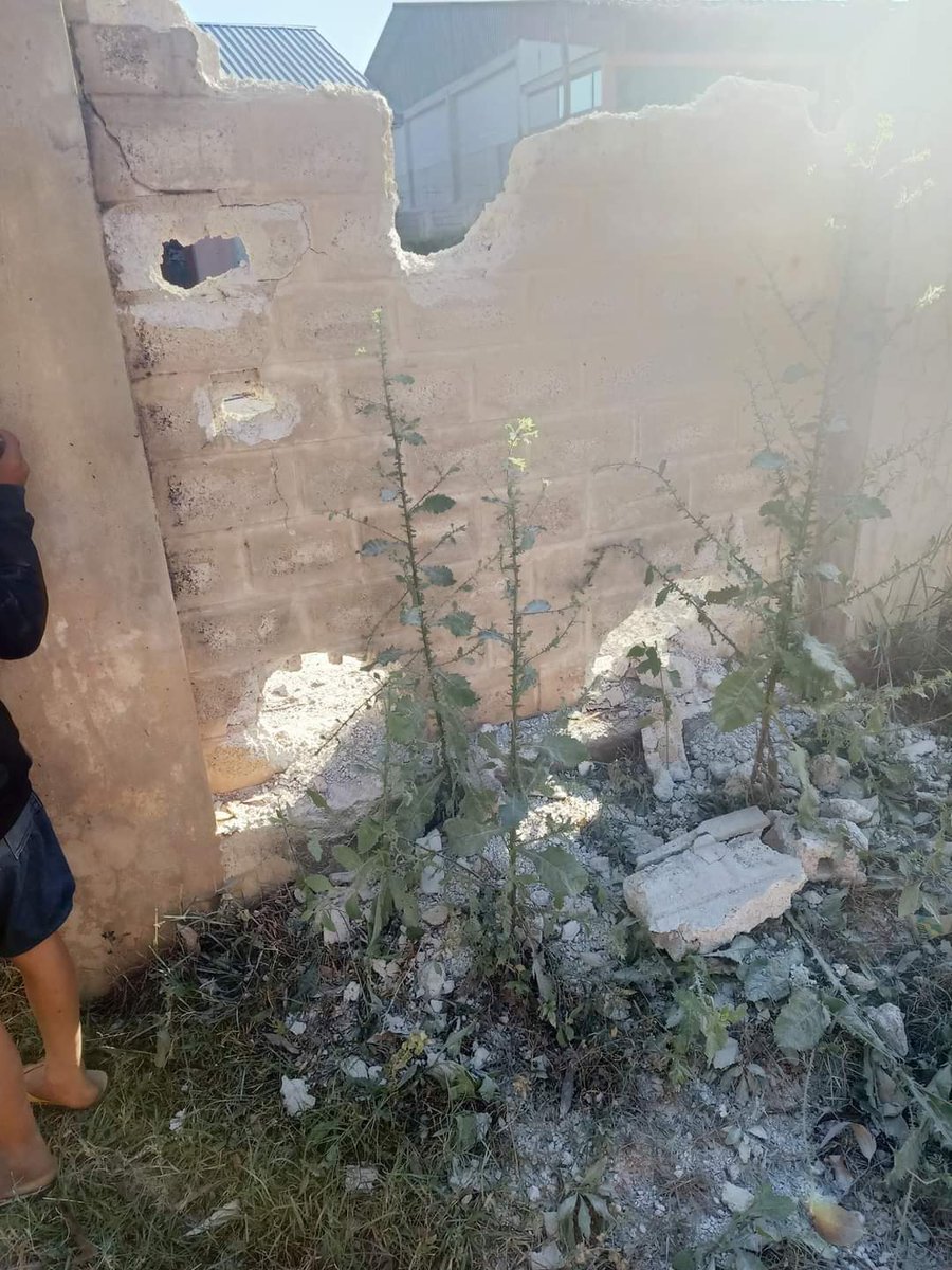 RvlBurma2's tweet photo. Fighting broke out between the junta and the KA + KNDF coalition forces at 5 miles and 6 miles villages between #Daw_Po_Si, Demawso Township in #Karenni's, and the junta set fire to four or more houses in the village 6 miles away in this evening.

#WhatsHappeningInMyanmar https://t.co/fdmF49fP7z