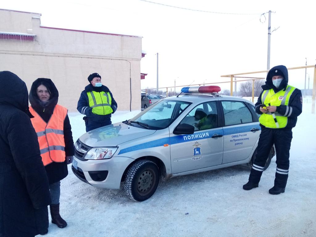 xAfkvYQ1cOlTC8N's tweet photo. 05.01.21г. Региональная профилактическая акция "Внимание-дети! Зимние каникулы!". Родительский патруль 9 - ого класса с участием инспекторов ГИБДД информирует, разъясняет,  предупреждает. #вниманиедетизимниеканикулы63 https://t.co/V6nakKLGEG