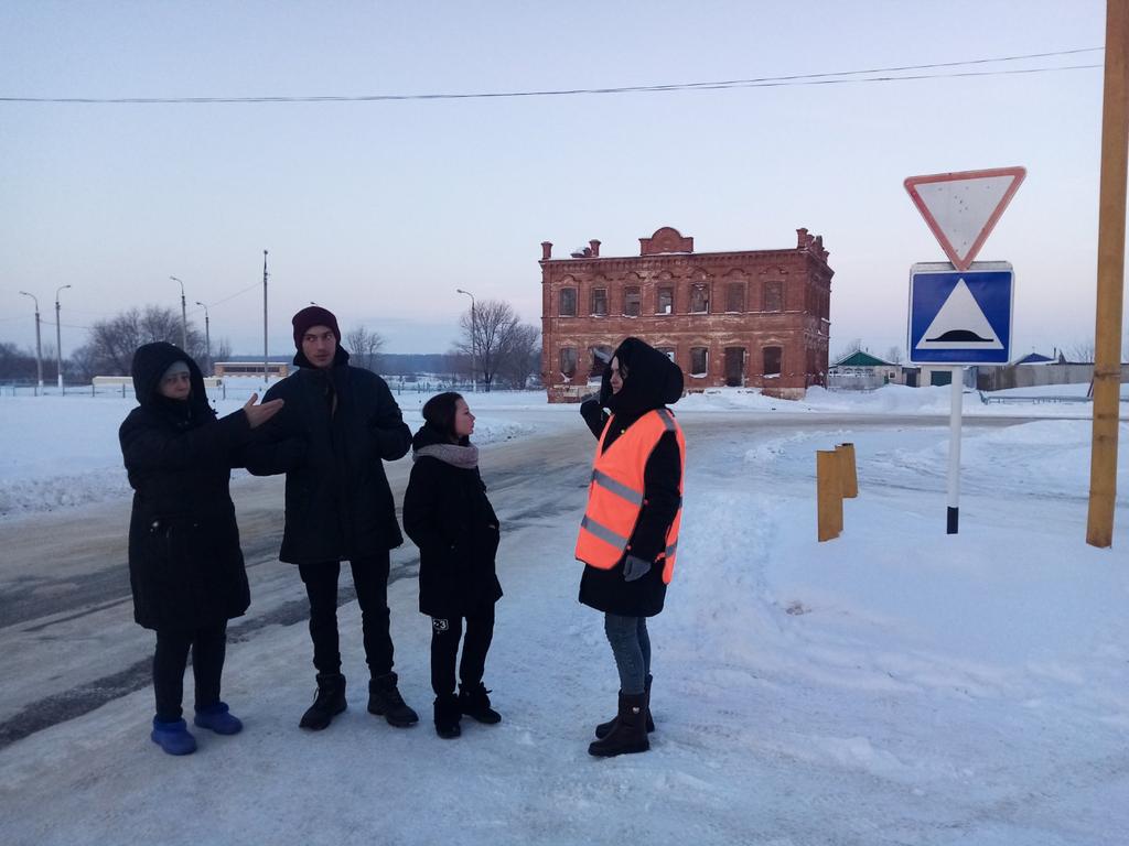 xAfkvYQ1cOlTC8N's tweet photo. 05.01.21г. Региональная профилактическая акция "Внимание-дети! Зимние каникулы!". Родительский патруль 9 - ого класса с участием инспекторов ГИБДД информирует, разъясняет,  предупреждает. #вниманиедетизимниеканикулы63 https://t.co/V6nakKLGEG