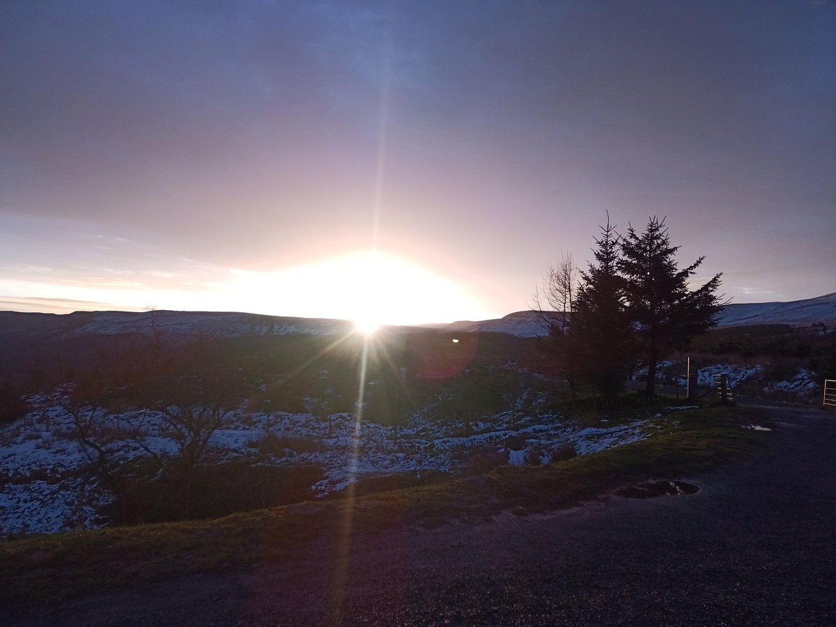 WalesRaven's tweet photo. 8am this morning, #redskyinthemorning #sheperdswarning https://t.co/2uKViftKrT