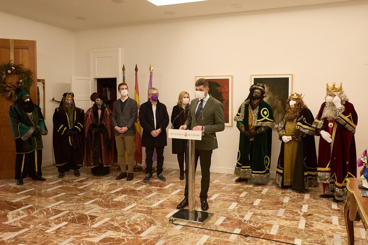 🐪👑👑👑    #NadalGandia: Cavalcada dels Reis d'Orient a Gandia. Ahir. 

📸 Natxo Francés.

facebook.com/media/set/?van…