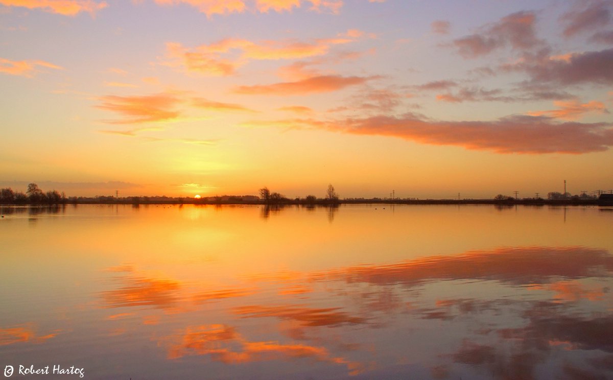 Mooie #Zonsopkomst 6-1-22 #Windstil #Leeuwarden  
<a href="/nicolienkroon/">nicolienkroon</a> <a href="/WilliamHuizinga/">William Huizinga</a> <a href="/mrmiddendorp/">Maurice Middendorp</a> @weermanreinier <a href="/BuienRadarNL/">Buienradar</a> <a href="/marjondehond/">Marjon de Hond</a> @MarcdeJongRTL