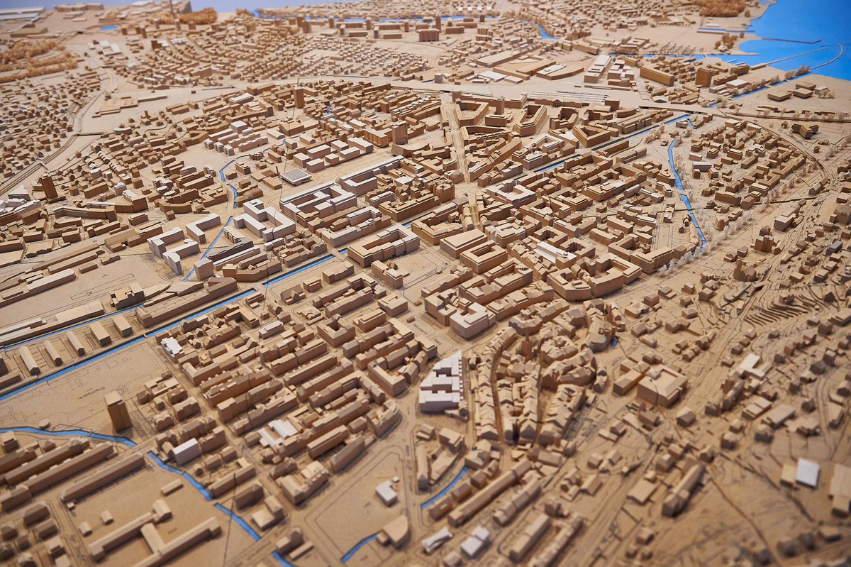 La maquette de <a href="/BielBienne_off/">Biel/Bienne</a> est à découvrir demain dans le @JournalduJura, et dès dimanche au <a href="/nmb_pho/">Neues Museum Biel</a>. Elle offre un point de vue inédit et original sur Bienne! 📸Barbara Héritier, pour Le Journal du Jura