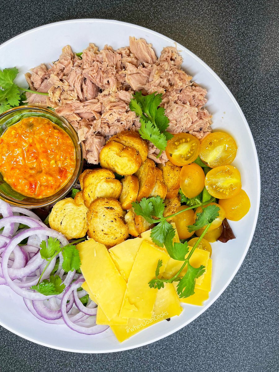 GabsDiva's tweet photo. … #Lunch: Tuna Salad With Black Pepper Croutons, Cheddar Cheese Slithers, Red Onions, Yellow Baby Tomatoes and Lust Sauce 💛 By #MmabosChilli. On a Bed Of Mixed Baby Leaf Lettuce 🤌🏼😁🧘🏻‍♀️ … #WhenJoanCooks (not technically) #MmaboThings … https://t.co/y9Aw3oeZZT