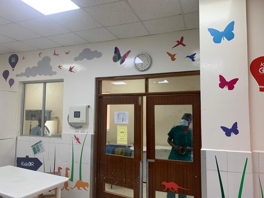 KidsOperating's tweet photo. Finishing touches. 🎨

🇰🇪 The install of this Operating Room at @TenwekHospital, Kenya, is complete after receiving its final few pieces of artwork and is now in use providing safe surgery for children.

How do you think the space is looking? 🤩 https://t.co/MO5XPqALYY