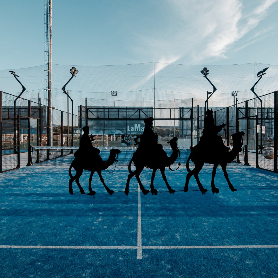 ¡Que los reyes magos también han venido por @campuspadel y alguien los ha pillado dándose un paseo por nuestras pistas! ¿Querrán reservar una para el fin de semana en el mejor club del mundo? 
¡No te quedes sin la tuya!
#campuspadelclub #padelclub #pádelGranada
