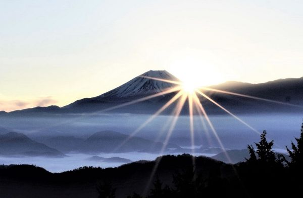 「霊峰富士山」 里山に移住して 富士山を撮ってます 冬至10日は日の居座りです 10日間、同じ場所から顔を出します 暮れから戻り始めました 戻りのダイヤモンド富士は18日です 和み癒しのデジイ