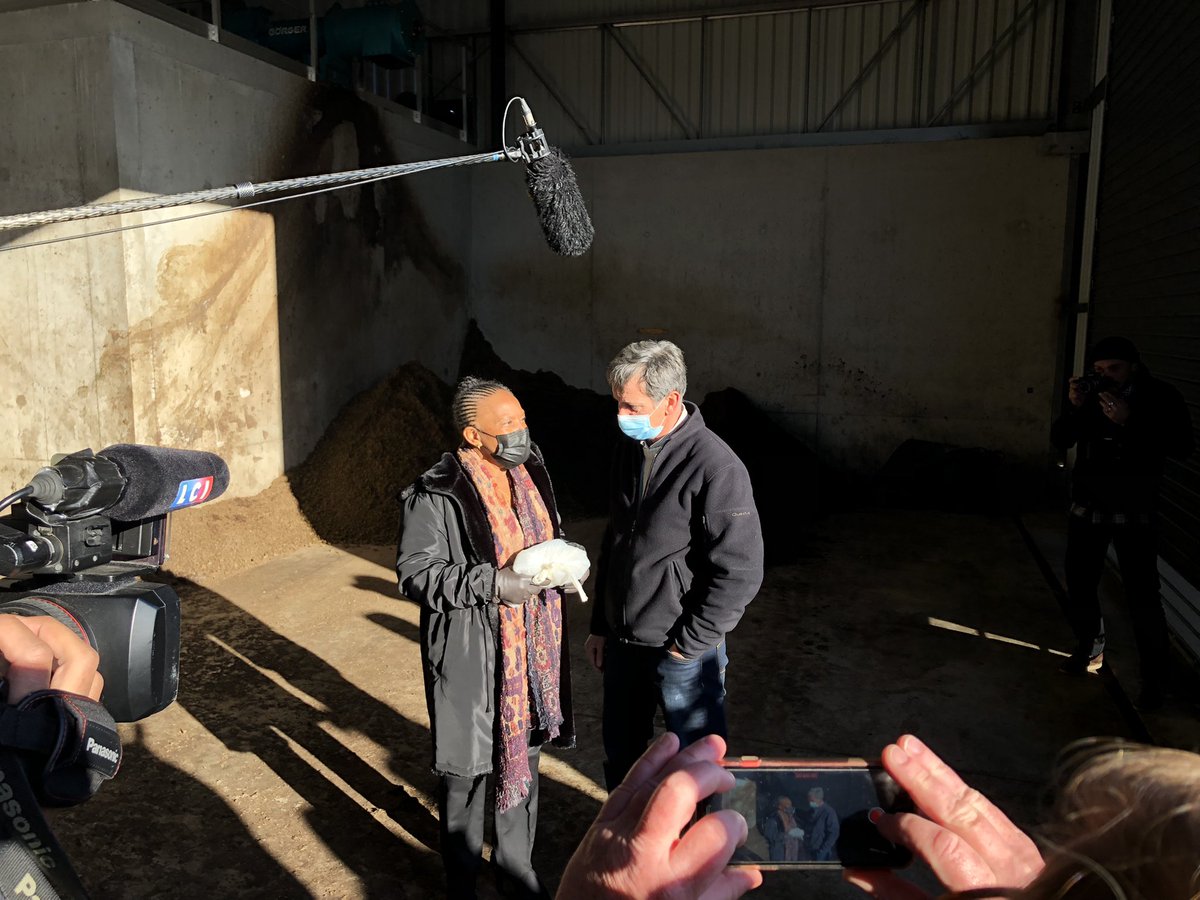 Alice_Ddx's tweet photo. À présent en visite dans l’usine de méthanisation du Vernet d’Ariège, @ChTaubira affirme : « J’aime faire du terrain, aller chez les gens. C’est le carburant du politique, comprendre leur situation. » https://t.co/DfGX2bQ8bV
