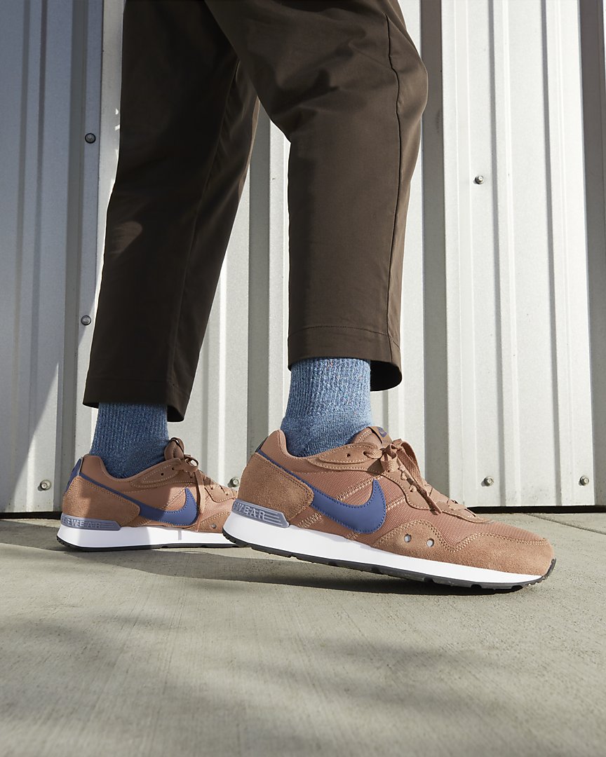nike venture runner mineral clay