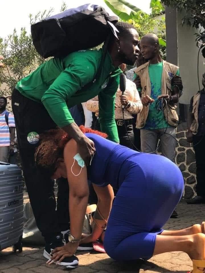 EricNjiiru's tweet photo. Hawa Tombo saying goodbye to her husband Musa Tombo who is going to #AFCON2021 with Sierra Leone 🥺🥺 https://t.co/mROJEYvWlq