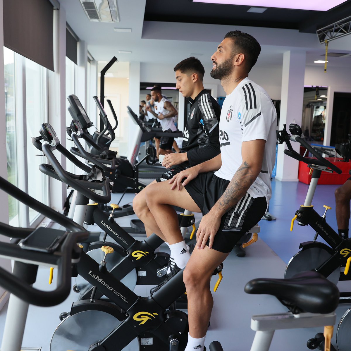 Besiktas's tweet photo. Beşiktaşımız, Çaykur Rizespor maçı hazırlıklarına bugün salonda yaptığı çalışmayla başladı. 🦅

#RİZvBJK | #BoğazınKartalı https://t.co/KKgcygQmFB