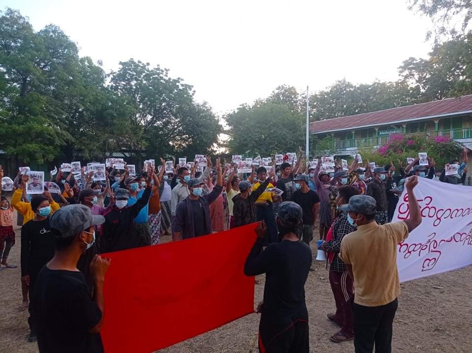 Danial_Phyo's tweet photo. Anti-coup revolutionary strike in Sagaing's Kany is powerful and also condemned the Dictator Hun Sen. 🪧

#HunSenStayHome
#2022Jan6Coup
#WhatsHappeningInMyanmar https://t.co/Nw6QI066Hb