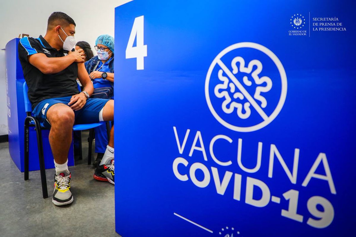 SecPrensaSV's tweet photo. #PlanDeVacunaciónCOVID19 | Jugadores y miembros del cuerpo técnico de @LaSelecta_SLV se encuentran en el Megacentro de Vacunación del @HospitalSV, donde reciben la dosis de refuerzo anti-COVID-19. https://t.co/9ZSz8yI70J