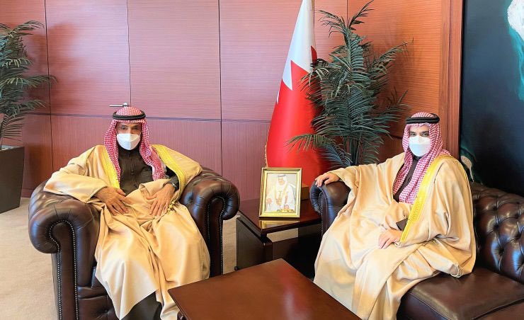 AalkhalifaAb's tweet image. تشرفت بلقاء معالي الشيخ سلمان بن عبدالله آل خليفة رئيس جهاز المساحة والتسجيل العقاري

واللسان يعجز عن وصف الأريحية الآسرة التي يمنحها معاليه لكل من يلتقيه والتي تجعل المرء عاجزا عن التعبير بما يوفي الموقف حقه

أطال الله في عمر معاليه، وأدام عليه موفور الصحة وتمام العافية