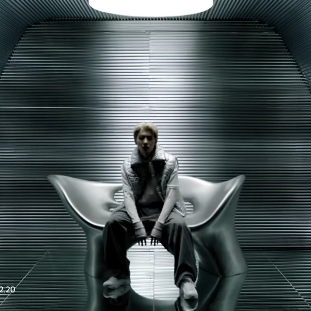 แต่ตอนที่ดู teaser ของเจคต่อด้วยซองฮุน รู้สึกว่าเหมือนเห็น 2 คนนี้นั่งอยู่บนบัลลังก์แล้วเป็นศัตรูกันเลย❕ ด้วยความที่นั่งเหมือนกันแล้วภาพใช้สีคนละโทน สีแดงในโทนร้อนแล้วสีดำโทนมืด สีขาวโทนสว่างแล้วออกไปโทนเย็น 

#Blessed_Cursed 
#DIMENSION_ANSWER