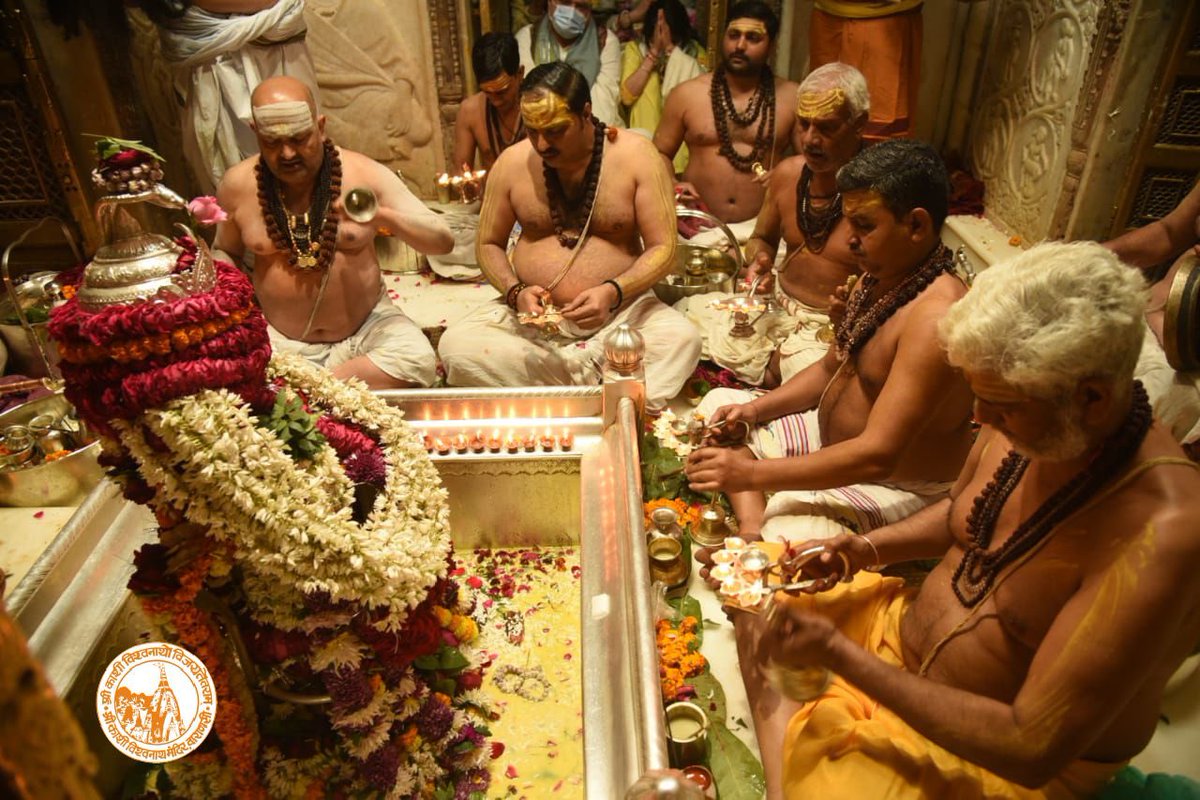 ShriVishwanath's tweet photo. आज दिनाँक 06-01-2022 को श्री काशी विश्वनाथ मंदिर के सप्तऋषि / संध्या आरती के दर्शन।

#ShriKashiVishwanath #Shiv #Mahadev #Baba #SaprishiAarti #SandhyaAarti #Temple #Trust #Nyas  #Jyotirlinga #darshan #blessings #Varanasi #Kashi #VishwanathDham #Corridor https://t.co/oWEb565ywW