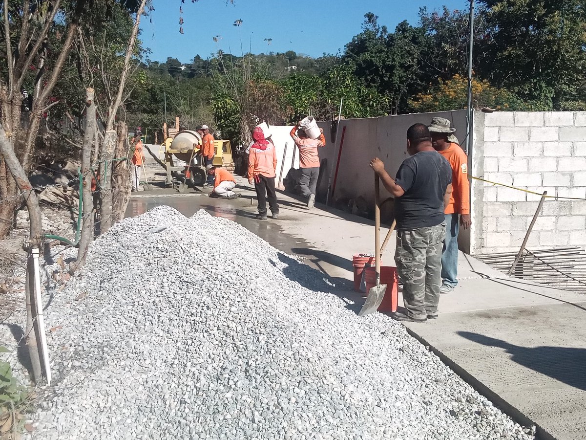 MarioCero17's tweet photo. Comuna pavimentan en su primera fase 152 metros de largo por 4.80 de ancho, calle principal de la aldea El Trapichito en Sanarate, El Progreso. @VinicioTVGT @vichoguate @Muni_Sanarate https://t.co/DLtIGlImik