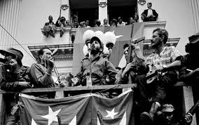 Desde la sede del Gobierno Provincial, hoy Biblioteca Provincial Martí aquel 6 de enero de 1959 #Fidel le hablaba al pueblo santaclareño en una #Cuba que festejaba el triunfo en aquella histórica #CaravanaDeLaLibertad 
#CubaViveEnSuHistoria