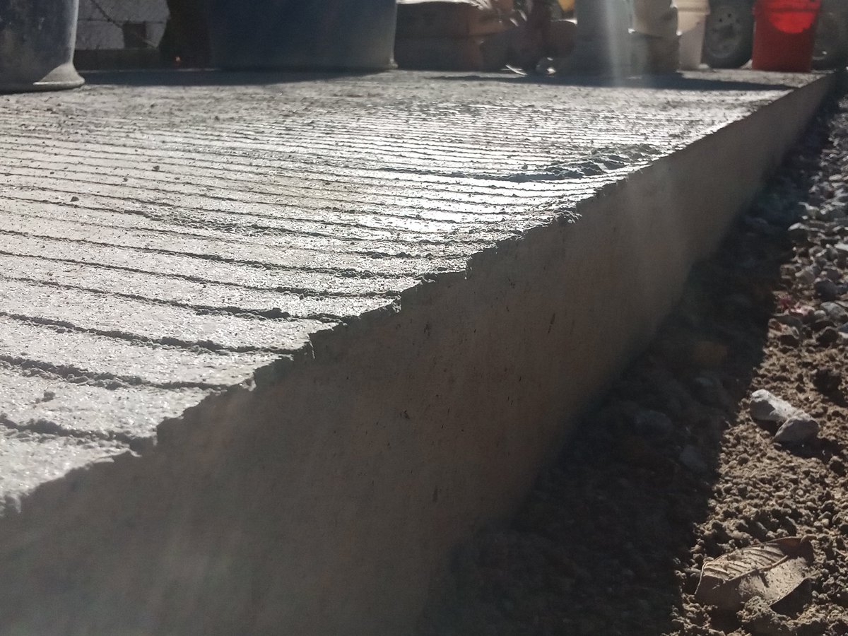 MarioCero17's tweet photo. Comuna pavimentan en su primera fase 152 metros de largo por 4.80 de ancho, calle principal de la aldea El Trapichito en Sanarate, El Progreso. @VinicioTVGT @vichoguate @Muni_Sanarate https://t.co/DLtIGlImik