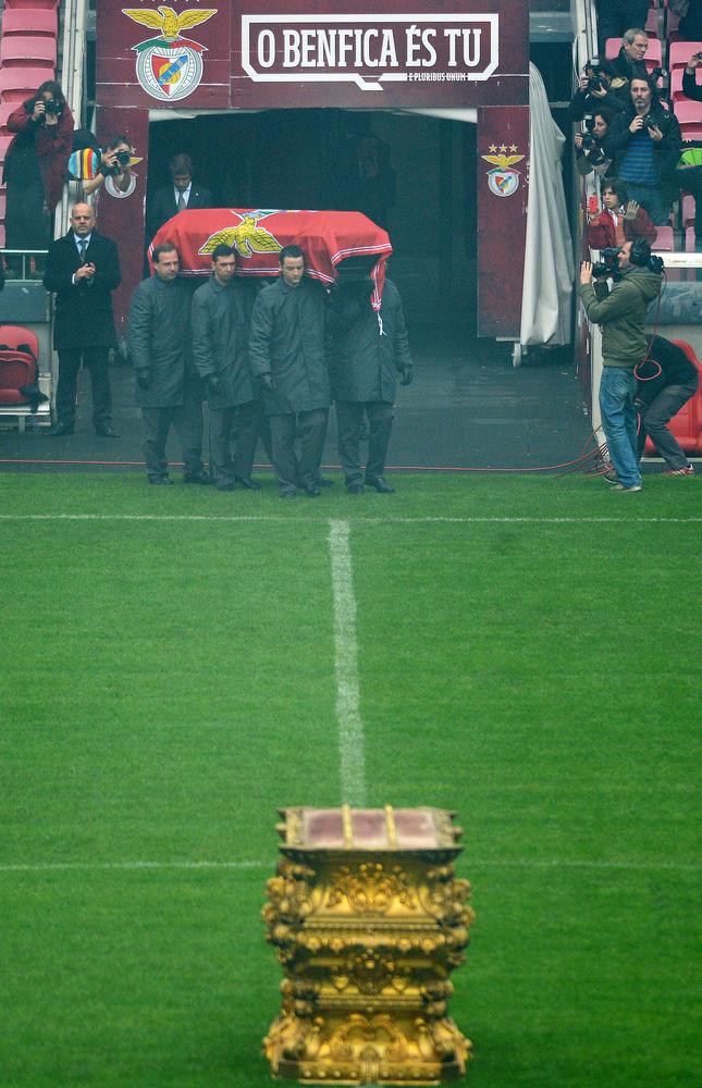 O último desejo, a última ovação. Uma última volta pelo Estádio da Luz, junto dos seus, no dia dos Reis.

"O Benfica és tu" e Eusébio era Benfica!