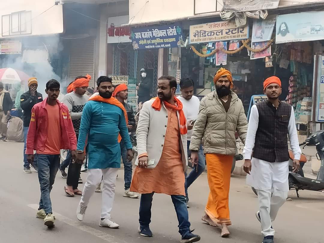 NikhiltripathiR's tweet photo. #महादेव

#चेतावनी

गैर-हिन्दू हमारे माँ गंगा काशी के घाटो व मंदिर, हमारे पवित्र स्थलों से दूर रहें | 

#निखिल_त्रिपाठी_रूद्र 
#संयोजक_बजरंग_दल 
#काशी_महानगर
@SSolank39086315 @MParandeVHP @VHPDigital https://t.co/AanaStZJSA