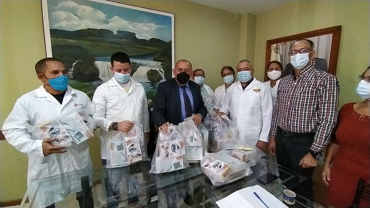 ISP_Bolivar's tweet photo. Por el renacer de la salud en el estado Bolívar el presidente del #Ispeb Dr. Manuel Maurera entregó kit de materiales médicos y cavas para seguir con la Vacunación y la atención de la población.
@NicolasMaduro @MinSaludVE @AlvaradoC_Salud @amarcanopsuv https://t.co/20ho65ZXgT