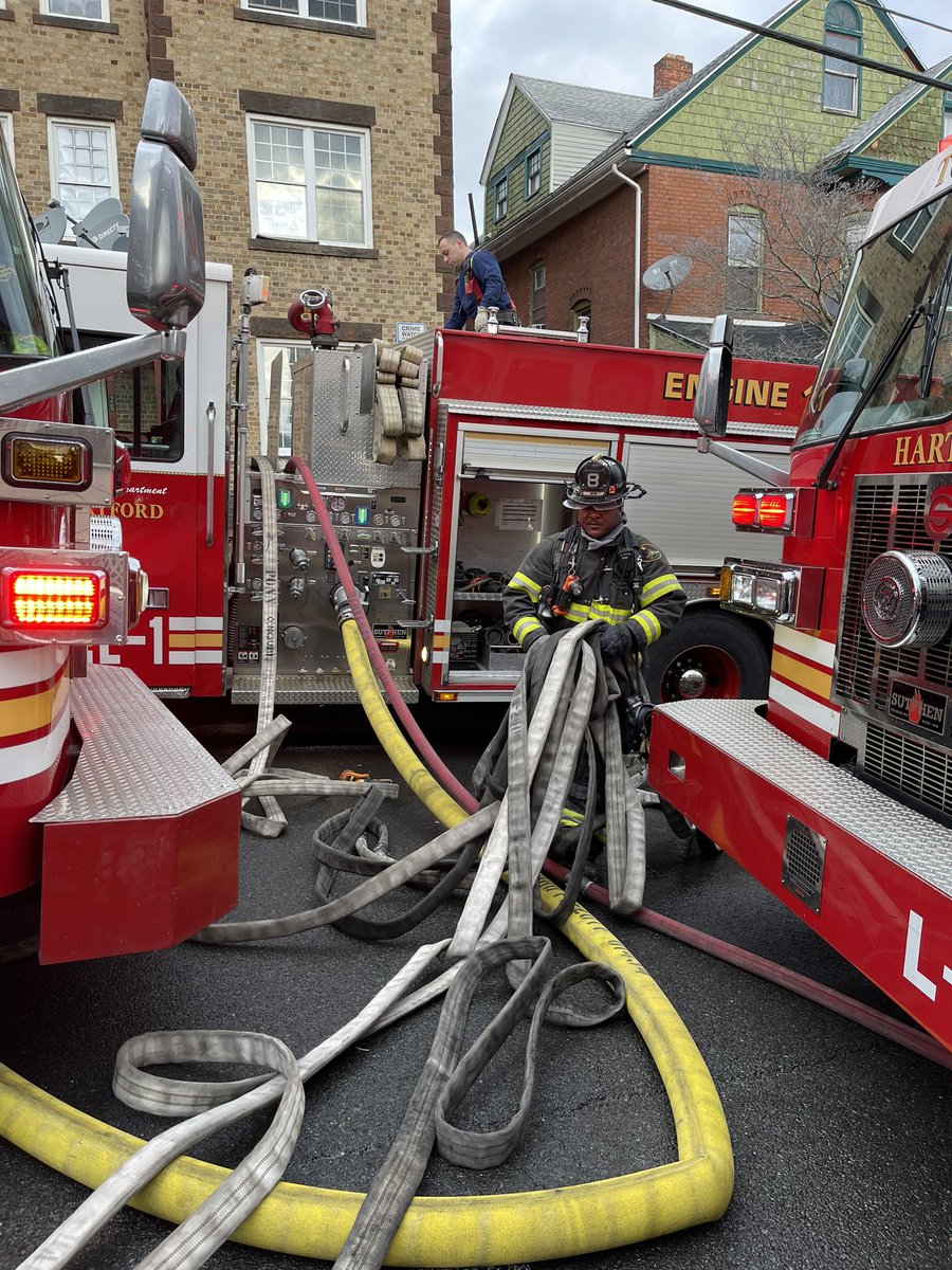 SquadFirePhotos's tweet photo. Hartford Ct working fire at 31-33 Pawtucket St 1/6/22 at 09:50 @HFDFireDept @HartfordFire760 @BreakingNowCT @ChristineDempse @IAFFNewsDesk https://t.co/JjulfVuXKA