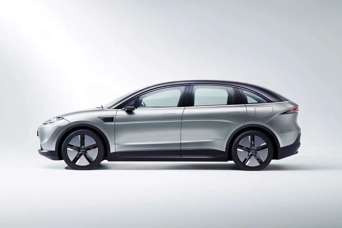 AUTOMOTIVPRESS's tweet photo. Après la berline Vision-S présentée il y a 2 ans au #ceslasvegas, #Sony présente la suite pour sa division "Sony Mobility", un lourd SUV de 2,5T, concept de voiture électrique, le Vision-S 02 basé sur la berline. Le duo Vision-S concurrence les Tesla Model 3/Y. 🔋⚡️
#SonyMobility https://t.co/vZKxG2WUXo