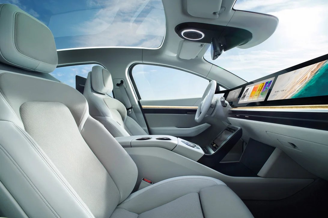 AUTOMOTIVPRESS's tweet photo. Après la berline Vision-S présentée il y a 2 ans au #ceslasvegas, #Sony présente la suite pour sa division "Sony Mobility", un lourd SUV de 2,5T, concept de voiture électrique, le Vision-S 02 basé sur la berline. Le duo Vision-S concurrence les Tesla Model 3/Y. 🔋⚡️
#SonyMobility https://t.co/vZKxG2WUXo