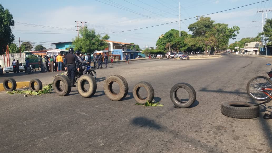 Fran_Reporta's tweet photo. #06En en horas de la Mañana trancaron la Av Agustin Figueredo en #Barinas usuarios dicen que hace más de 1 mes los Consejos Comunales se llevaron cilindros y ahora ni cilindros ni gas y nadie responde @Notibarinas45 https://t.co/VdX8xypkY0