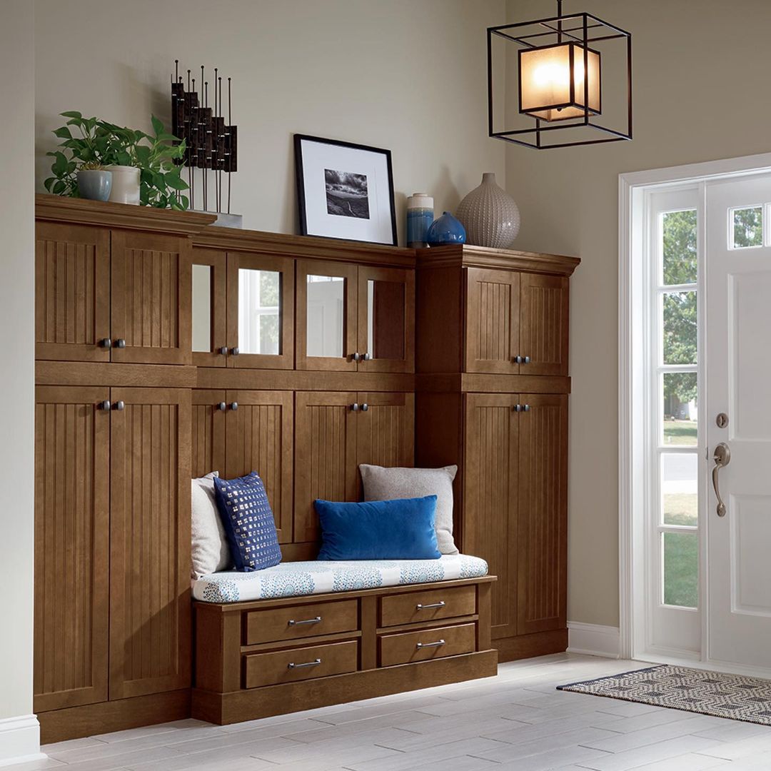 AmericanHardwds's tweet photo. You can never have too much storage. 

Photo and cabinetry by #AmericanWoodmark | #RealAmericanHardwood #AmericanHardwoods #woodmarkcabinetry #mudroom #mudroomdesign https://t.co/7edn1x47iR
