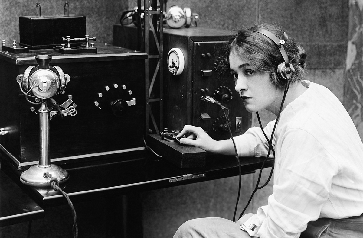 ValorGutter's tweet photo. The Internet's grandpa was born today!
Samuel Morse’s telegraph system was demonstrated for the first time in 1838. The telegraph uses electric impulses to transmit encoded messages over a wire, and revolutionized long-distance communication.
#SamuelMorse, #grandpasarethebest https://t.co/YxvxkYfCxf